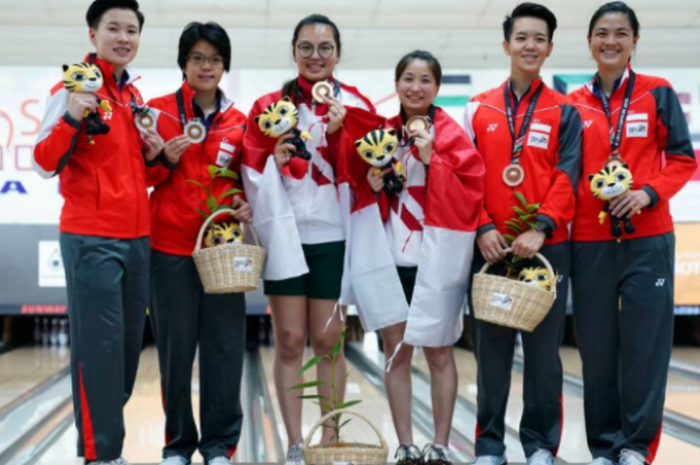 Pasangan peboling Indonesia,  Tanya Roumimpier (tengah-kiri) dan Sharon Liman Santoso (tengah-kanan), berhasil persembahkan medali emas untuk Indonesia di SEA Games Kuala Lumpur 2017, Senin (21/8/2017)