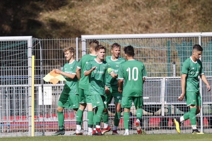 Egy Malana Vikri merayakan gol Mateusz Zukowski bersama rekan-rekannya di Lechia Gdansk II saat melawan Jantar Ustka dalam lanjutan kompetisi IV.Ligi pekan ke-9 di Lapangan Traugutta 29, Gdansk, Sabtu (22/9/2018).