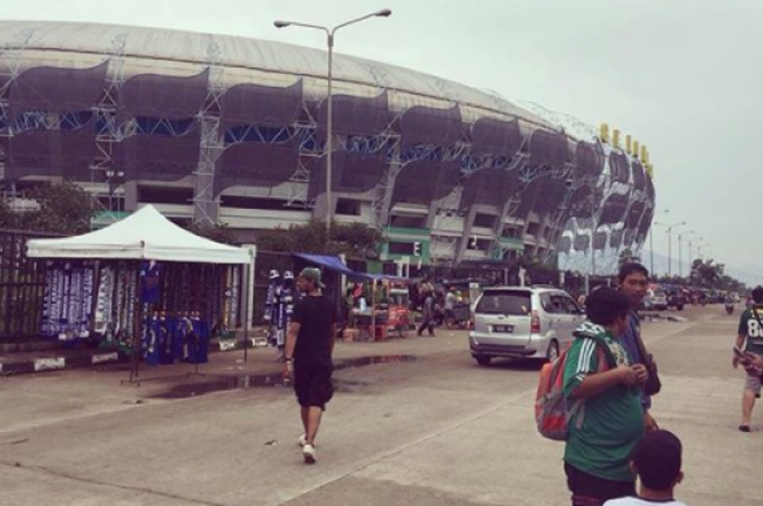 Suasana stadion GBLA menjelang laga Persebaya Surabaya vs PSIS Semarang, Rabu (15/11/2017)