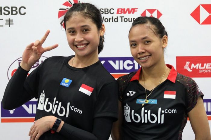 Pasangan ganda putri Indonesia, Della Destiara Haris (kanan)/Rizki Amelia Pradipta, berpose di area mixed zone setelah memenangi laga babak kesatu turnamen China Open 2018 atas Chow Mei Kuan/Lee Meng Yean (Malaysia), Selasa (18/8/2018).