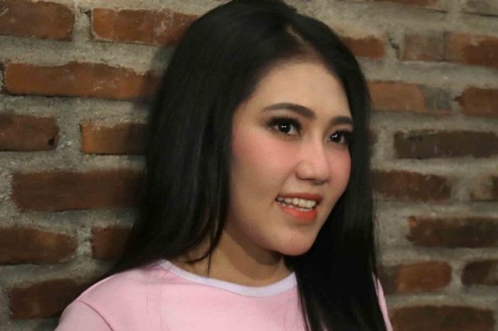      Penyanyi dangdut Tanah Air, Via Vallen, didaulat menyanyikan lagu &quot;Meraih Bintang&quot; untuk Asian 