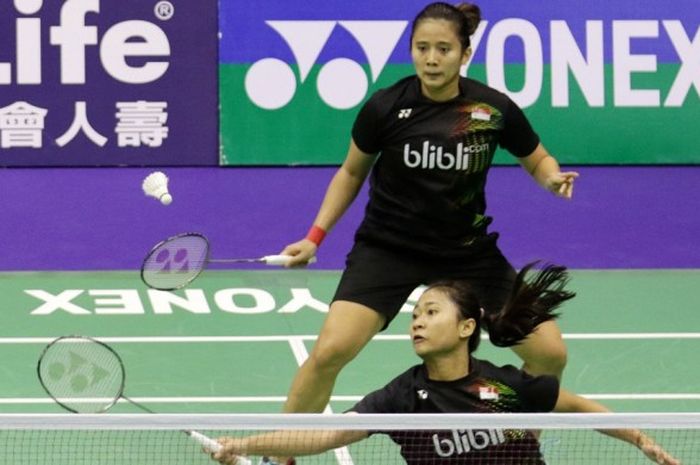 Pasangan ganda putri Indonesia, Anggia Shitta Awanda/Ni Ketut Mahadewi Istarani, saat menjalani pertandingan melawan Misaki Matsutomo/Ayaka Takahashi (Jepang) pada babak kedua turnamen Hong Kong Terbuka di Hong Kong Coliseum, Kamis (24/11/2016). Anggia/Ketut kalah 19-21, 11-21.