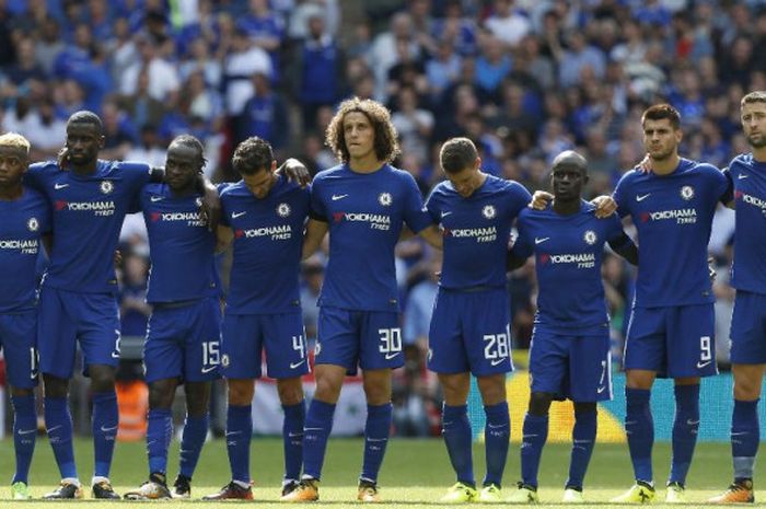 Para pemain Chelsea berdiri sejajar kala menyaksikan adu penalti pada laga Community Shield antara Chelsea dan Arsenal di Wembley, Minggu (6/8/2017). 