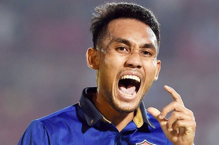 Kapten Thailand, Teerasil Dangda, merayakan gol dalam laga semifinal Piala AFF 2016 melawan Myanmar di Stadion Thuwanna Football, Yangon, pada 4 Desember 2016.