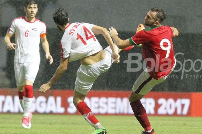 Penyerang Timnas Indonesia Ilija Spasojevic berduel dengan pemain Suriah U-23 di Stadion Wibawa Mukti, Sabtu (18/11/2017)