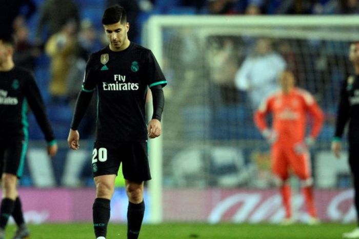 Gelandang serang Real Madrid, Marco Asensio, berjalan sambil tertunduk lesu dalam partai Liga Spanyol di kandang Espanyol, RCDE Stadium, 27 Februari 2018.