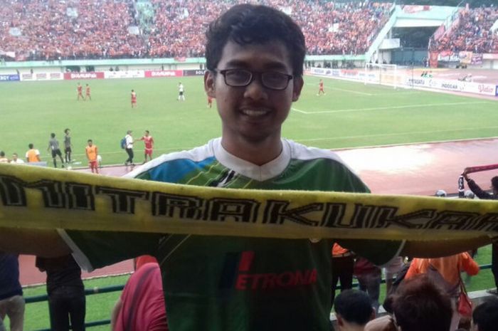 Febrian Suprter Mitra Kukar yang hadir di Stadion Manahan pada Minggu (4/4/2018 )