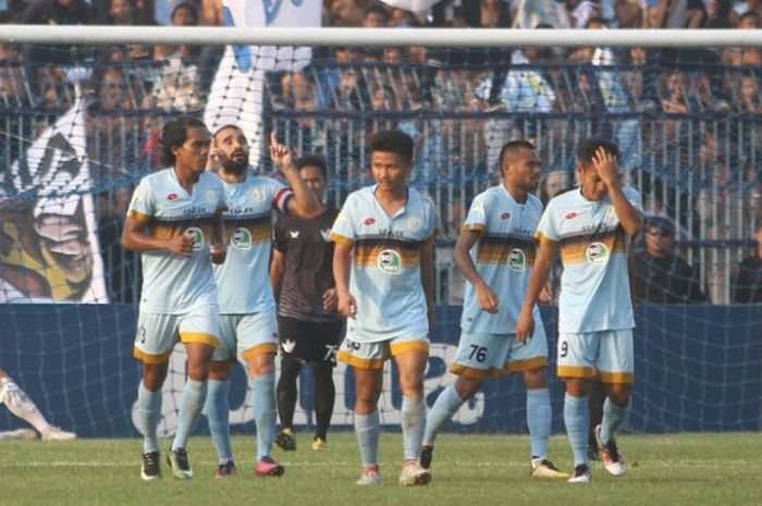 Kapten Persela, Jose Coelho (dua dari kiri) bersama rekan-rekannya seusai membobol gawang Persegres pada laga pekan ke-27 Liga 1 musim 2017 di Stadion Surajaya, Lamongan, 30 September 2017. 