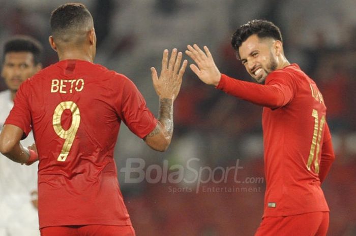  Dua pemain timnas Indonesia, Alberto Goncalves dan Stefano Lilipaly saat menghadapi timnas Timor Le