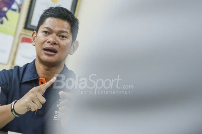 Ketua Umum Inapgoc Raja Sapta Oktohari memberikan penjelasan dalam kunjungan ke kantor redaksi Tabloid BOLA, Palmerah, Jakarta, Kamis (22/2/2018).