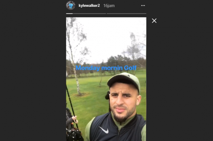 Kyle Walker saat bersiap untuk bermain golf