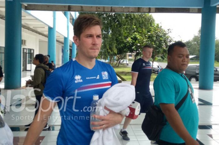 Gelandang Timnas Islandia, Olagur Skulason usai uji lapangan di Stadion Maguwoharjo, Sleman, Rabu (10/1/2018).