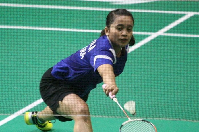 Pebulu tangkis tunggal putri Hera Desi Ana mengembalikan kok ke arah Isra Faradilla pada Djarum Sirnas Premier di GOR Sudirman, Surabaya, Sabtu (11/11/2017) 