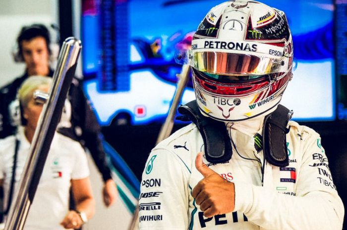 Ekspresi Lewis Hamilton (Mercedes) sesaat sebelum turun dalam sesi FP2 F1 GP Rusia 2018 yang berlangsung Jumat (28/9/2018).