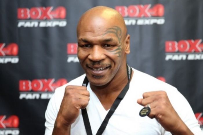 Mantan juara dunia kelas berat, Mike Tyson, berpose saat menghadiri Box Fan Expo di Las Vegas Convention Center, 13 September 2014.