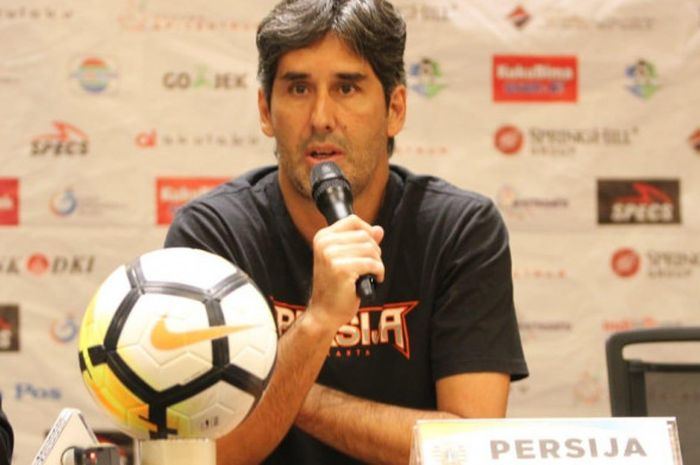 Pelatih Persija Jakarta, Stefano Cugurra alias Teco dalam jumpa pers jelang laga kontra Persija Jakarta di ruang media Stadion Utama Gelora Bung Karno (SUGBK), Senin (19/11/2018).