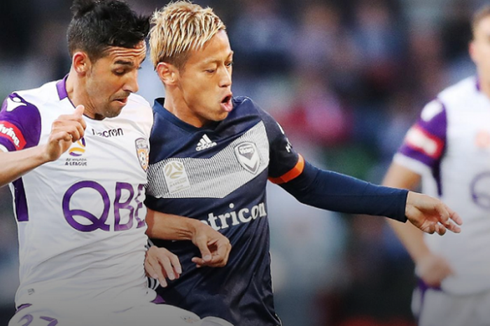 Penyerang Melbourne Victory, Keisuke Honda (kanan) dikawal ketat kapten sekaligus gelandang Perth Glory, Juande pada laga pekan kedua Liga Australia 2018-2019 di AAMI Park, 28 Oktober 2018. 