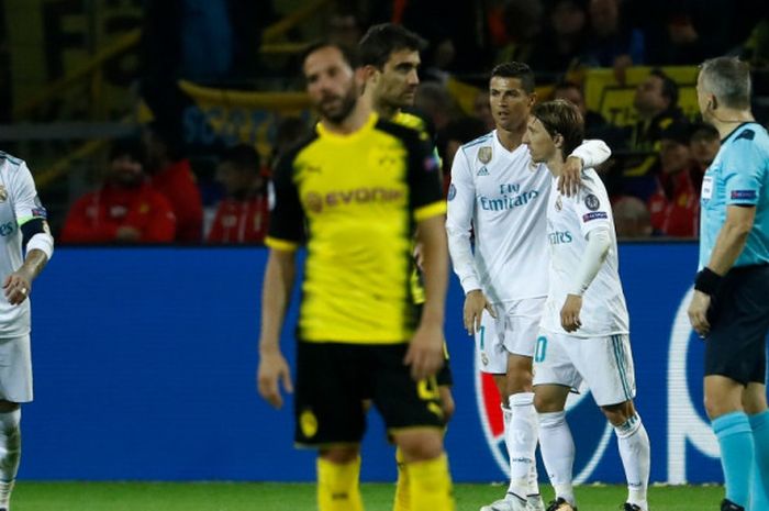 Megabintang Real Madrid, Cristiano Ronaldo (ketiga dari kanan), berbicara dengan Luka Modric dalam laga Grup H Liga Champions kontra Borussia Dortmund di Dortmund, Jerman pada 26 September 2017.