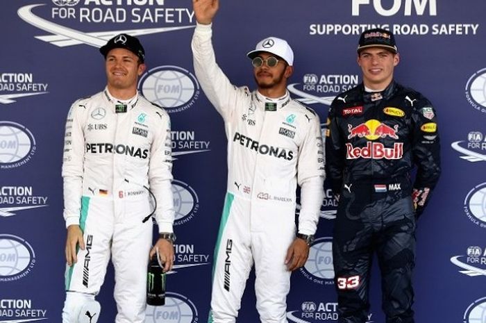 Pebalap Mercedes, Lewis Hamilton (tengah) didampingi Nico Rosberg (Mercedes) dan Max Verstappen (Red Bull Racing) melambaikan tangan setelah menjalani kualifikasi GP Meksiko di Autodromo Hermanos Rodriguez, Minggu (30/10/2016) dini hari WIB.