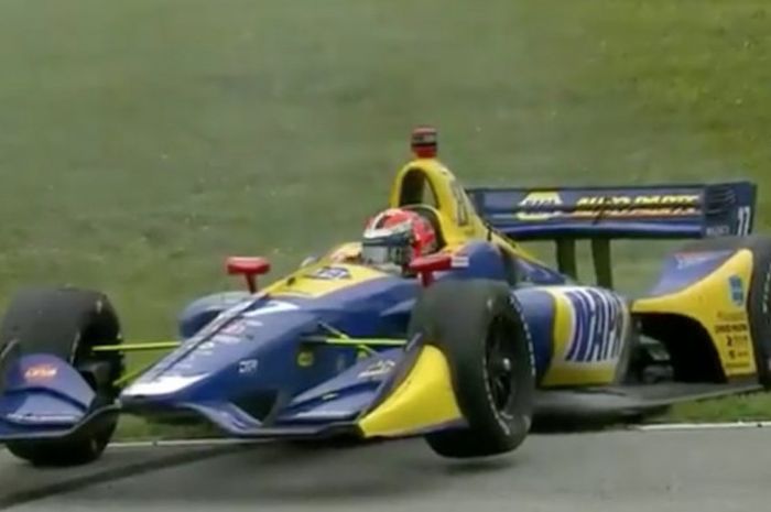 Mobil pebalap Andretti Autosport. Alexander Rossi, tersangkut di pinggir lintasan saat hendak melakukan atraksi usai memenangi balapan seri ke-13 Indycar Series di Mid-Ohio, Amerika Serikat, Minggu (29/7/2018).