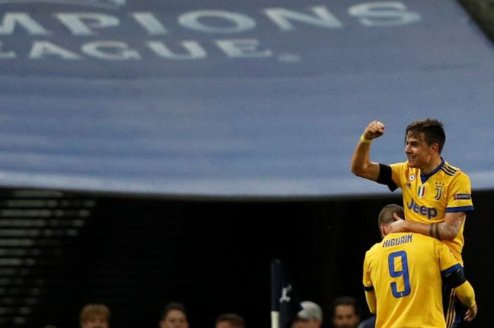 Penyerang Juventus, Paulo Dybala (kanan), merayakan golnya bersama Gonzalo Higuain dalam laga leg kedua babak 16 besar Liga Champions kontra Tottenham Hotspur di Stadion Wembley, London, Inggris, pada 7 Maret 2018.