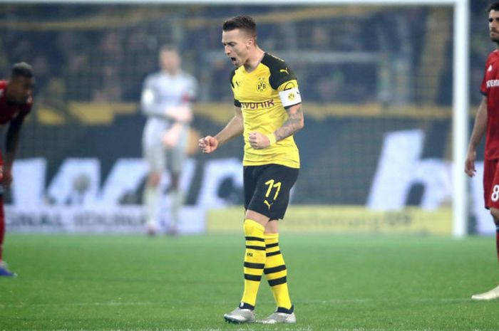 Penyerang Borussia Dortmund, Marco Reus, melakukan selebrasi gol dalam laga Liga Jerman pekan ke-11 kontra Bayern Muenchen, Minggu (11/11/2018) dini hari WIB, di Signal Iduna Park, Dortmund.