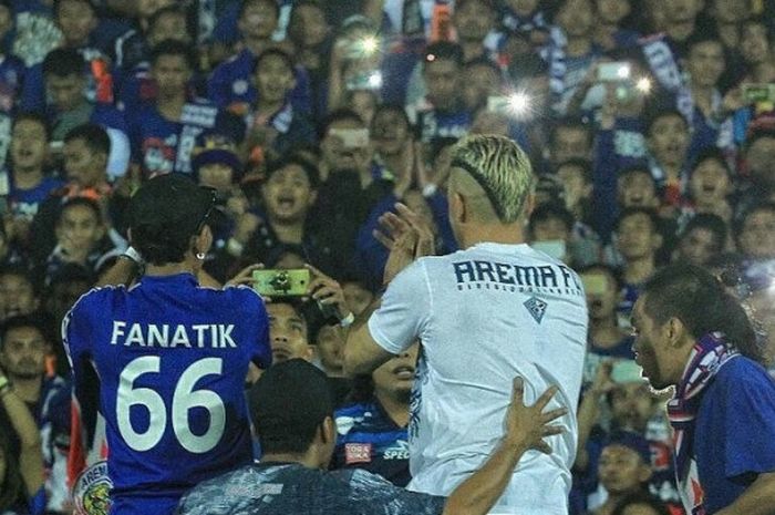 Cristian Gonzales saat menghampiri tribun Aremania usai laga melawan Semen Padang.