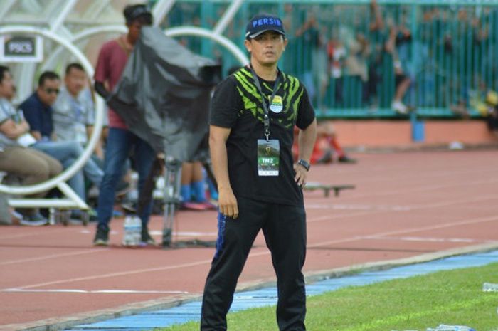 Pelatih fisik Persib Bandung, Yaya Sunarya saat memimpin pertandingan melawan PSCS Cilacap pada babak 64 besar Piala Indonesia 2018 di Stadion Wijayakusuma, Rabu (5/12/2018).