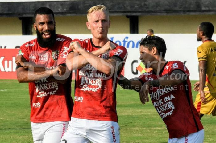 Perayaan golpemain Bali United, Nick van der Velden dan Sylvano Comvalius, setelah menjebol gawang Mitra Kukar dalam laga lanjutan Liga 1 di Stadion Kapten I Wayan Dipta, Gianyar, pada Minggu (27/8/2017).