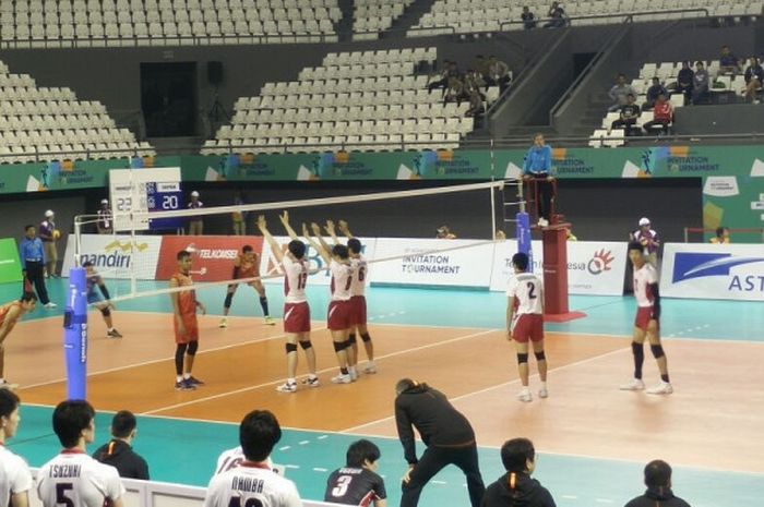 Tim bola voli putra Indonesia 2 menghadapi Jepang pada laga semifinal test event Asian Games 2018 di Tennis Indoor, Senayan, Jakarta, Rabu (14/2/2018).