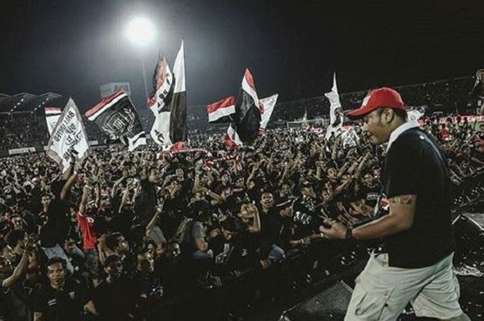 Suporter Bali United saat perayaan laga terakhir Bali United di Liga 1 lawan Persegres Gresik United , Stadion Kapten I Wayan Dipta, Minggu (12/11/2017)