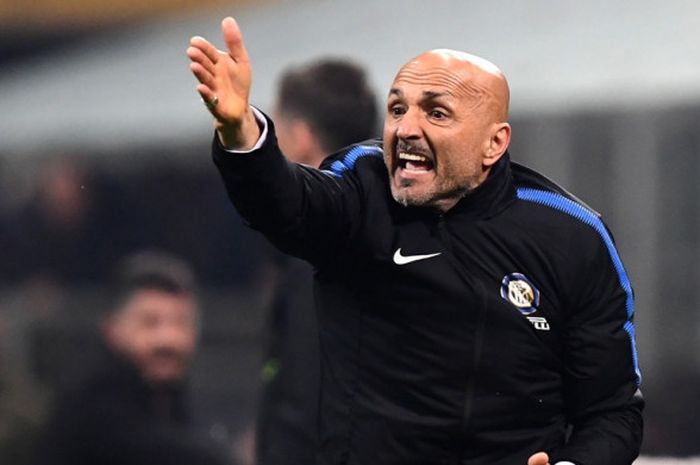 Ekspresi pelatih Inter Milan, Luciano Spalletti, dalam laga Liga Italia kontra AC Milan di Stadion San Siro, Milan pada 4 April 2018.