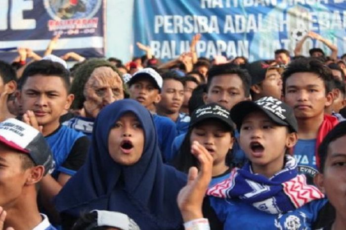 Nyanyian dan teriakan Balistik yang menggema di seluruh stadion, Sabtu (17/9/2016). 