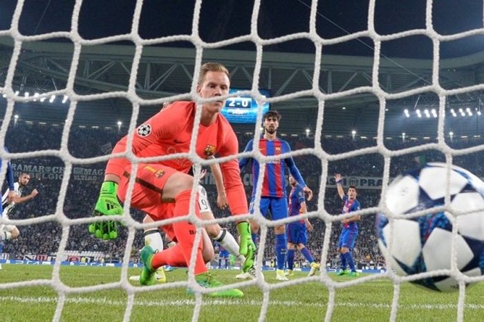 Kiper FC Barcelona, Marc-Andre Ter Stegen, dijebol oleh bek Juventus, Giorgio Chiellini, dalam laga leg pertama perempat final Liga Champions di Juventus Stadium, Turin, Italia, pada 11 April 2017.