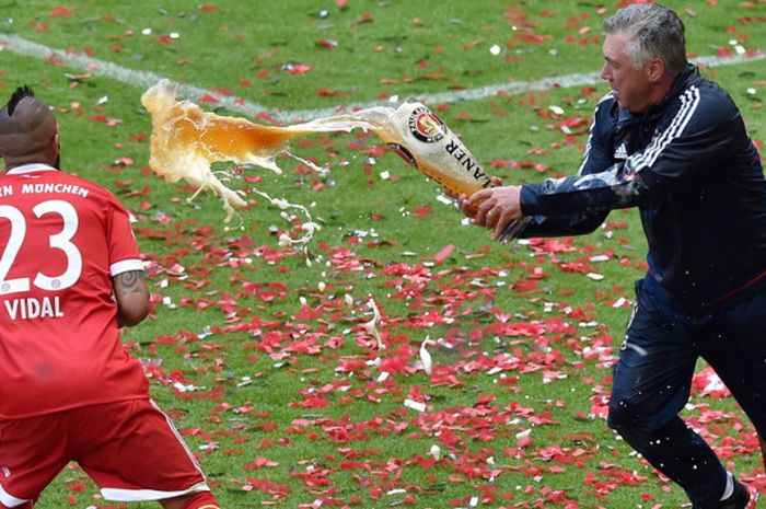 Pelatih Bayern Muenche, Carlo Ancelotti (kanan), menumpahkan bir kearah gelandang Arturo Vidal saat merayakan keberhasilan menjuarai Liga Jerman 2016-2017 di Allianz Arena, Muenchen, Jerman, pada 20 Mei 2017.