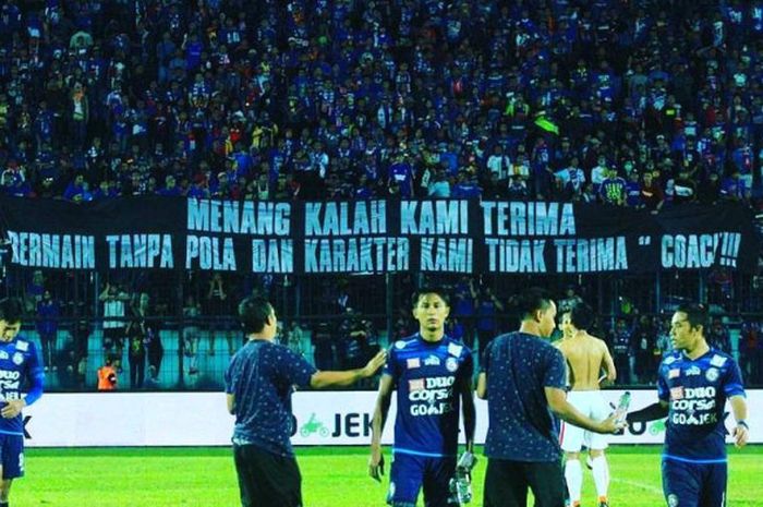 Kritikan Aremania terhadap permaianan asuhan Aji Santoso.