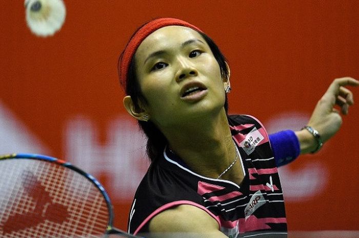  Pebulu tangkis tunggal putri Taiwan, Tai Tzu Ying, mengembalikan kok ke arah Ratchanok Intanon (Thailand) pada babak final Malaysia Masters 2018 yang berlangsung di Axiata Arena, Kuala Lumpur, Minggu (21/1/2018). 