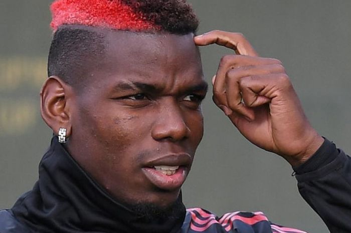 Paul Pogba saat menjalani sesi latihan tim Manchester United di Carrington, Manchester, 11 September 2017.