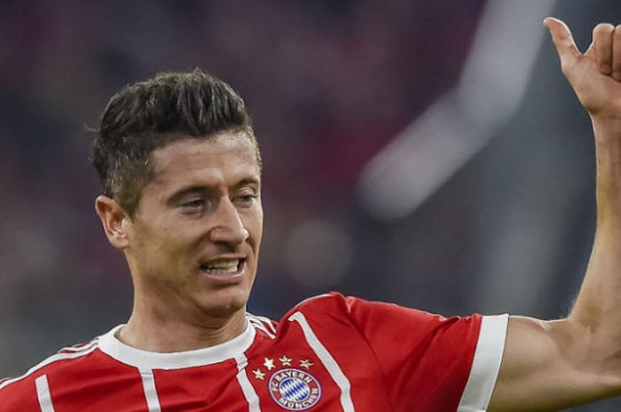 Ekspresi penyerang FC Bayern Muenchen, Robert Lewandowski, saat melawan Vfl wolfsburg pada pertandingan Liga Jerman di Stadion Allianz Arena, Muenchen, Jerman, Sabtu (23/9/2017) dini hari WIB.