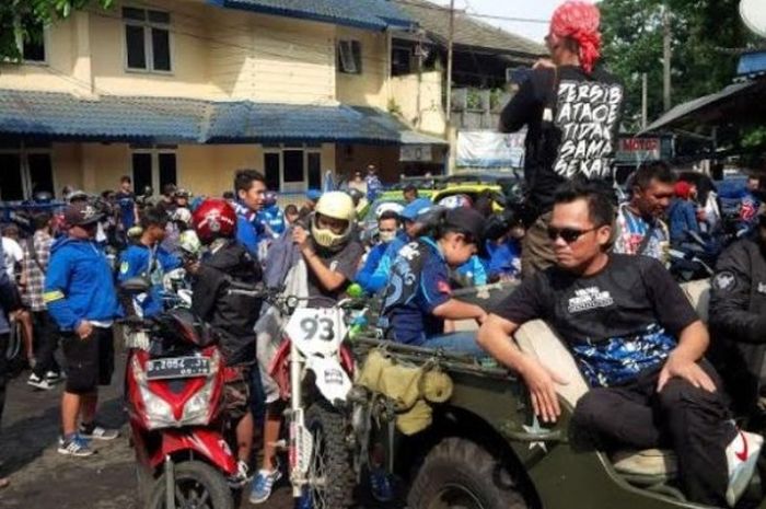 Anggota Viking Persib Club berkumpul di sekretariat mereka yang ada di Jalan Gurame no 2B, Kota Bandung, sebelum ziarah ke makam Ayi Beutik. 