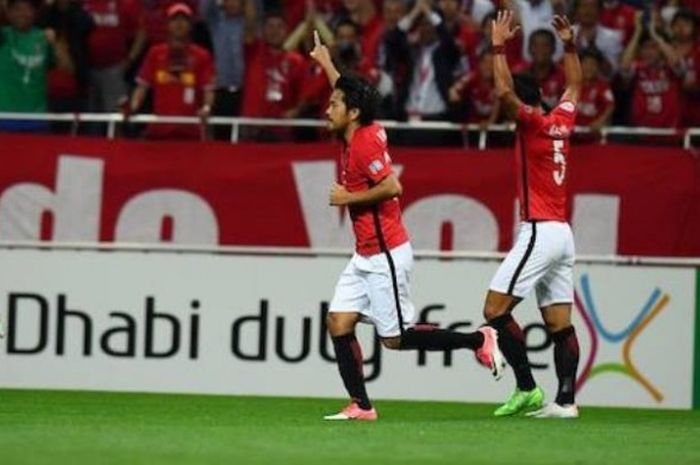 Striker Urawa Reds, Tadanari Lee dan bek Tomoaki Makini (kanan) melakukan selebrasi seusai timnya unggul 2-0 atas Jeju United pada laga leg kedua 16 besar Liga Champions Asia 2017 di Stadion Saitama 2002,  Rabu (31/5/2017) malam.