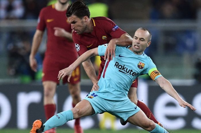 Aksi gelandang Barcelona, Andres Iniesta (kanan), saat berduel dengan pemain AS Roma, Kevin Strootman, dalam laga leg 2 perempat final Liga Champions 2017-2018 di Stadion Olimpico, Roma, Italia, pada Selasa (10/4/2018).