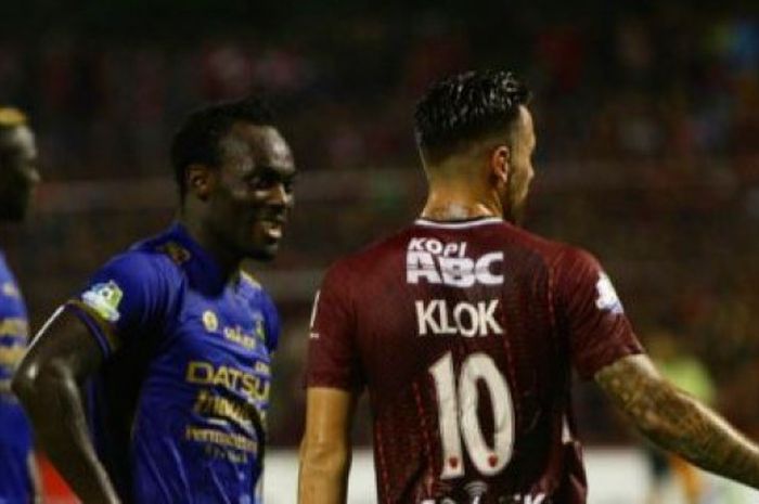  Marc Klok dan Michael Essien. 