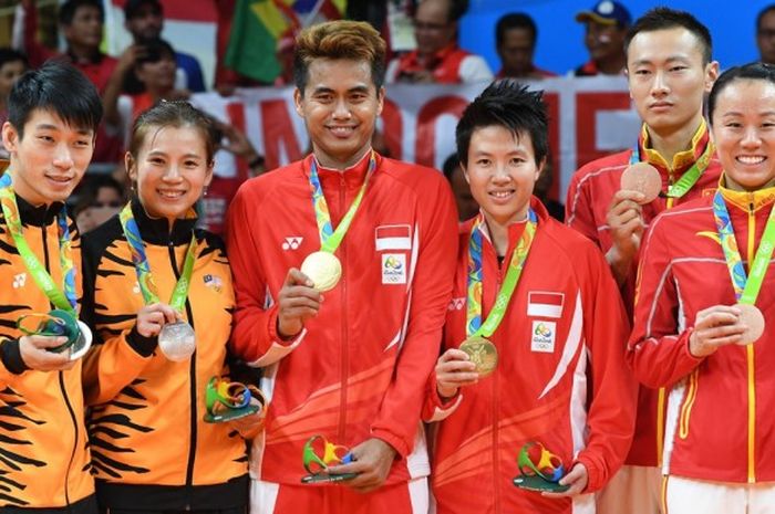 Peraih medali emas ganda campuran Olimpiade Rio 2016, Tontowi Ahmad/Liliyana Natsir (Indonesia), berfoto dengan peraih medali perak Chan Peng Soon/Goh Liu Ying (Malaysia) dan peraih medali perunggu Zhang Nan/Zhao Yunlei (China) di atas podium di Riocentro Pavilion 4, Rio de Janeiro, Brasil, Rabu (17/8/2016).