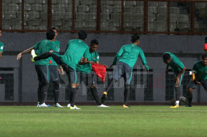 Sesi latihan timnas U-23 Indonesia jelang melawan timnas U-23 Suriah yang akan berlangsung di Stadion Wibawa Mukti, Cikarang, Jawa Barat,Kamis (16/11/2017).