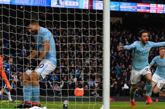  Gelandang Manchester City, Bernardo Silva (kedua dari kanan), merayakan gol yang dia cetak ke gawang Chelsea dalam laga Liga Inggris di Stadion Etihad, Manchester, pada 4 Maret 2018. 