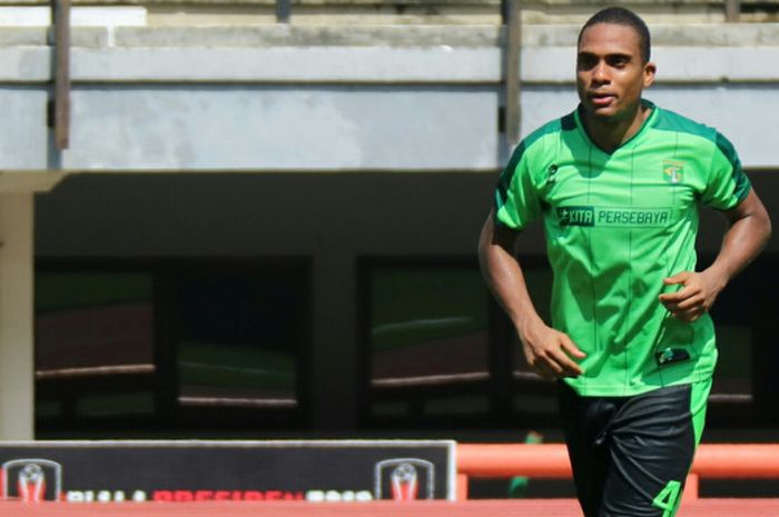 Striker asal Brasil, Pedro Henrique saat menjalani latihan bersama Persebaya di Gelora Bung Tomo, Kota Surabaya, Rabu (21/2/2018) sore. 