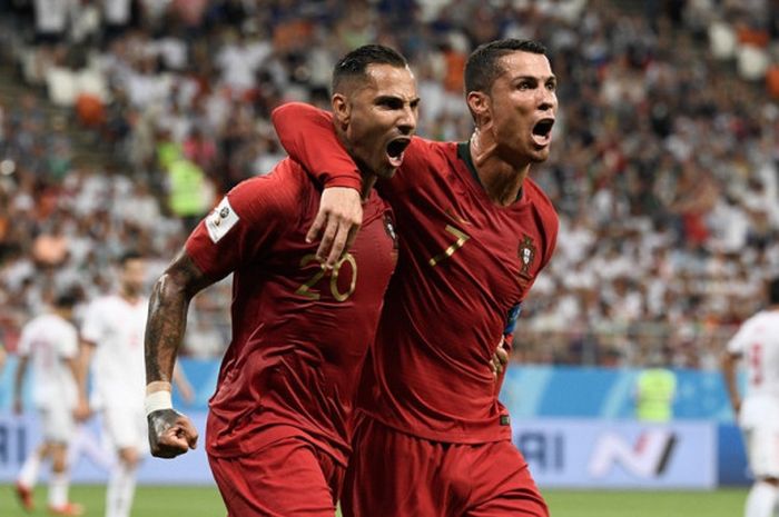 Penyerang Portugal, Ricardo Quaresma (kiri), merayakan golnya bersama Cristiano Ronaldo dalam laga Grup B Piala Dunia 2018 kontra Iran di Mordovia Arena, Saransk, Rusia pada 25 Juni 2018.