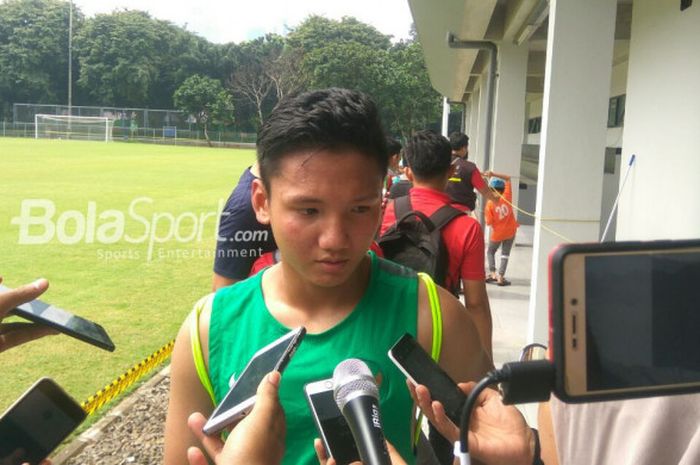 Pemain muda timnas U-23 Indonesia, Syahrian Abimanyu saat melayani pertanyaan wartawan di Lapangan ABC, Senayan, Jakarta, Sabtu (17/3/2018).