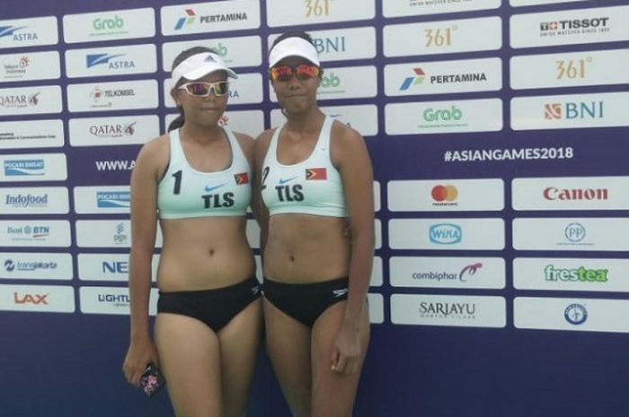 Tim voli pantai putri Timor Leste, Abilijia Caminha/Leticia Febriana (Timor Leste), 21-8, 21-12 pada laga kedua penyisihan pul C Asian Games 2018 yang berlangsung di lapangan voli pantai Jakabaring Sport City, Palembang, Senin (20/8/2018).